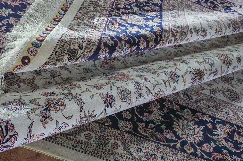 Шёлковый ковер на полу